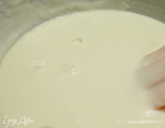 Растопить желатин в воде в пропорции 1:6. Отложить в миску пару столовых ложек творожной массы, добавить к ней распущенный желатин и тщательно перемешать. Затем соединить с остальной творожной массой.