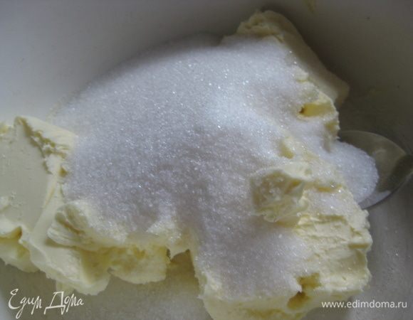 Тщательно растереть размягченное сливочное масло и сахар, добавить ванильный сахар.