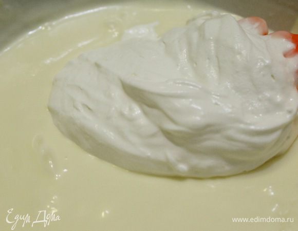 Взбить сливки до мягких пиков. Ввести сливки в творожную массу. 
В силиконовую форму или разъемное кольцо диаметром 18 см вылить мусс, вкрутить в него начинку и отправить торт в морозильник до полной заморозки.