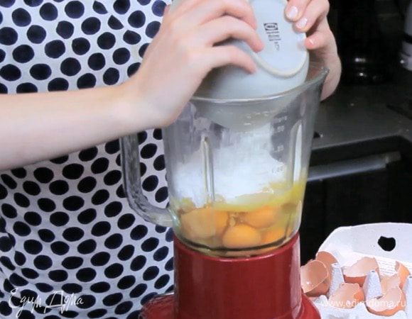 Смешать все ингредиенты для блинов в блендере и взбить до однородности. Перелить в миску, накрыть пленкой и убрать от 1 часа до 2 дней в холодильник.