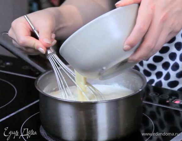 Влить желтковую смесь к молоку и варить, постоянно помешивая, на медленном огне 3 — 4 минуты до загустения.