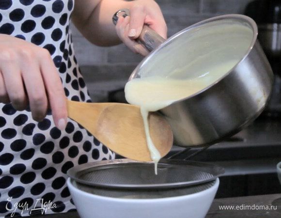 Снять с огня и протереть крем через мелкое сито. Дать немного остыть, накрыть плёнкой и убрать в холодильник от 3 часов до 2 дней.