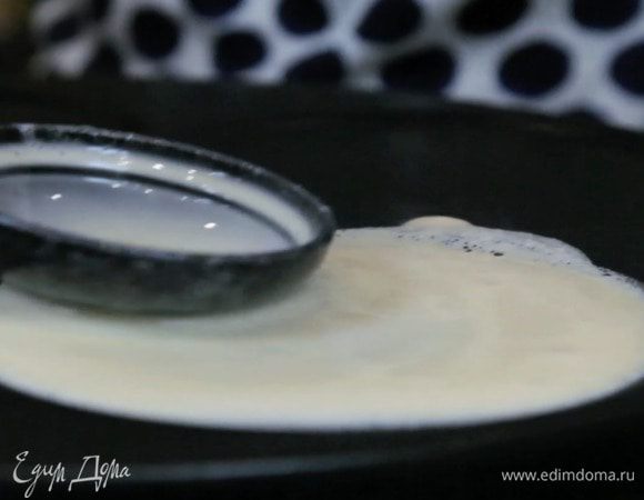 Испечь тонкие блинчики. При желании обрезать неровные края.