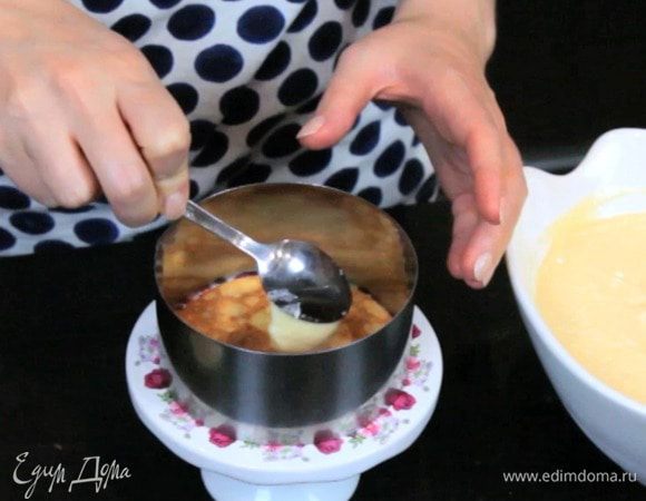 Собрать торт, промазывая блины кремом. Убрать в холодильник на 1 час перед подачей.