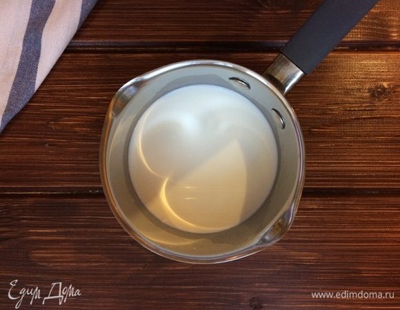 Просейте в миску муку, добавьте щепотку морской соли. Налейте молоко в маленькую кастрюлю, поставьте на сильный огонь и доведите до кипения.