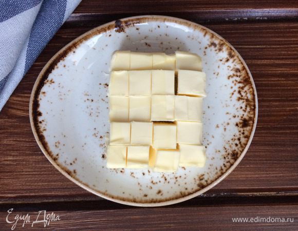 Масло нарежьте на небольшие кусочки.