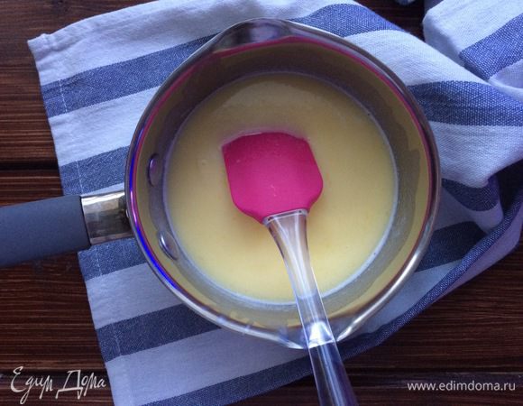 Затем добавьте его в молоко вместе с сахаром. Когда молоко снова закипит, всыпьте муку и снимите с огня.