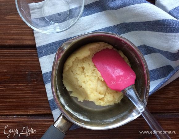 Хорошенько перемешайте силиконовой лопаткой, чтобы получилось густое тесто, поставьте кастрюлю обратно на огонь и вымешивайте 30 секунд. Снимите с огня и дайте тесту немного остыть.