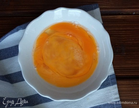 В отдельной посуде яйца слегка взбейте.