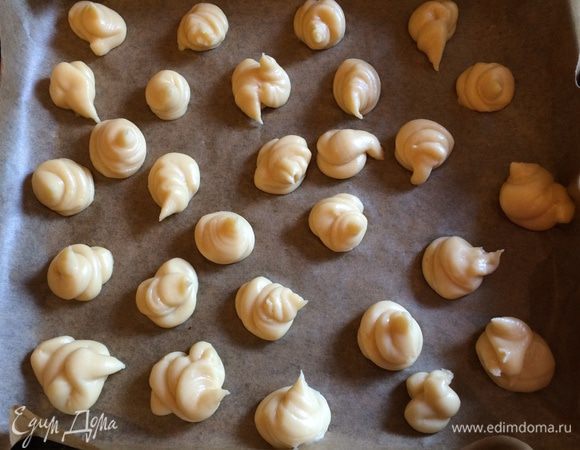 Переложите тесто в кондитерский мешок, отсадите примерно 25 — 30 профитролей на расстоянии друг от друга. Выпекайте примерно 20 минут до золотистого цвета, а затем остудите на решетке.