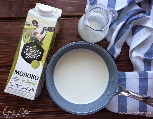 Тем временем приготовьте заварной крем: налейте молоко и сливки в кастрюлю, добавьте ванильную эссенцию. Кипятите на слабом огне 5 минут.
