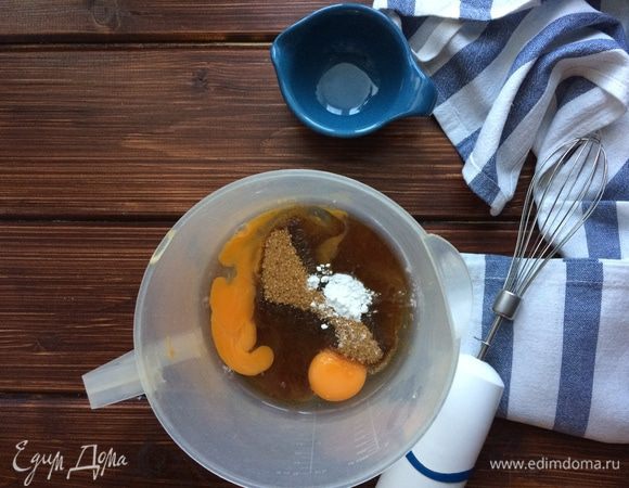 В другой миске взбейте яйца с сахаром и крахмалом.
