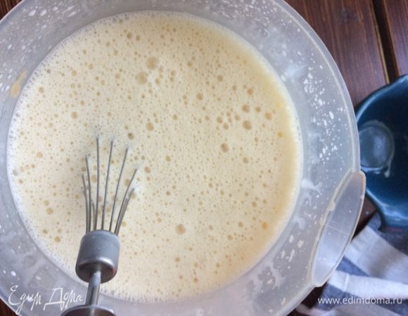 Постепенно влейте горячие сливки в яичную массу, постоянно перемешивая.