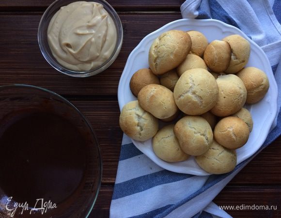 Сделайте отверстие сбоку каждого профитроли. 