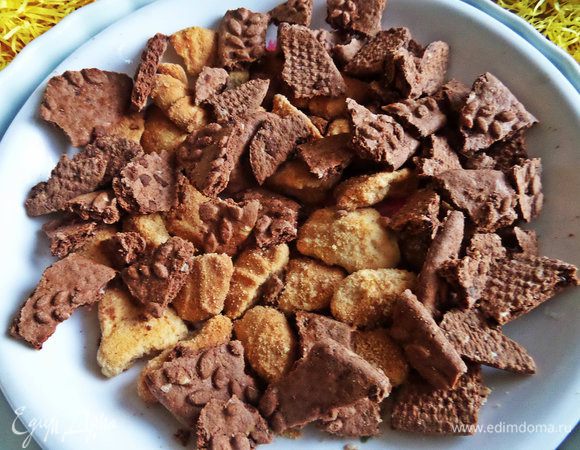 Рассыпчатое печенье поломать. У меня половина песочного и половина шоколадного овсяного.