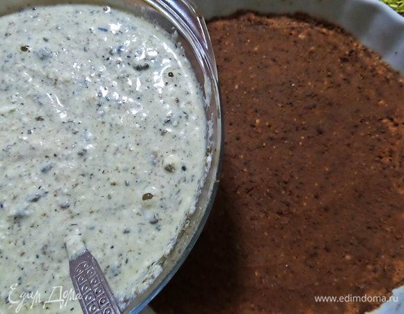 Утрамбовать на дно основу из печенья. Убрать в морозилку.