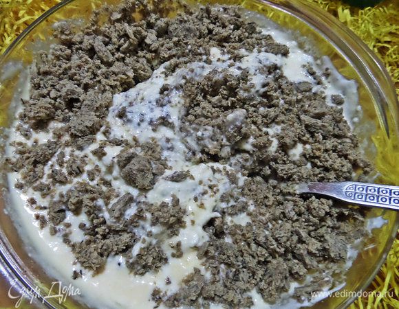 Высыпать в начинку. Благодаря халве начинка сладкая, но в меру.