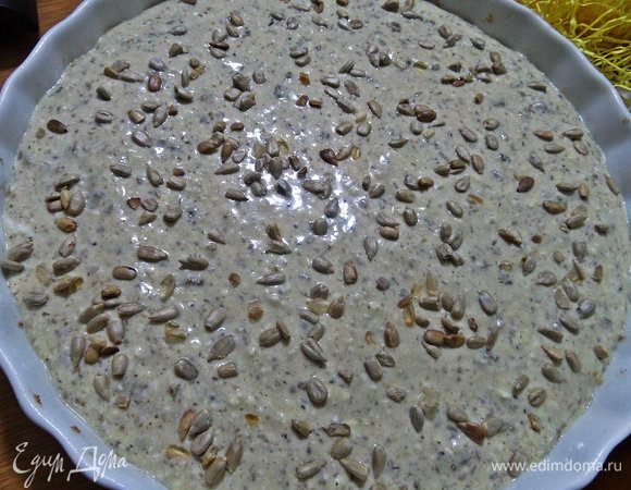 Достать из морозилки форму и залить основу начинкой. Верх посыпала семечками.