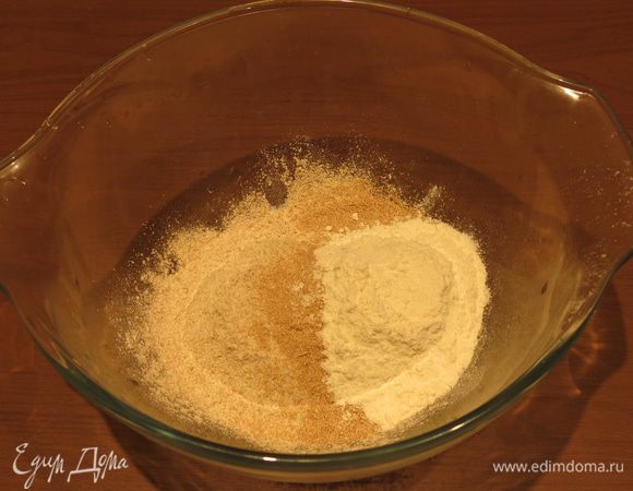 Отмерим цельнозерновую пшеничную муку (3/4 чашки), обычную пшеничную муку (1/4 чашки), отруби (1/4 чашки), последние можно заменить размолотыми овсяными хлопьями. Печенье с таким составом будет волокнистым, чуть суховатым, как раз таким, краешек которого хочется окунуть в чай.