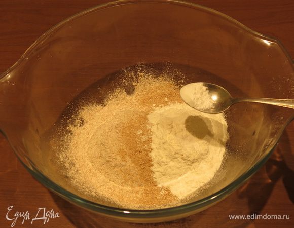 Добавляем разрыхлитель, 1/2 чайной ложки и 1/4 ложки винного камня (положила винный уксус).