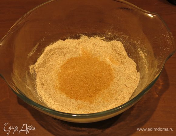 Добавляем сахар коричневый, 5 столовых ложек.