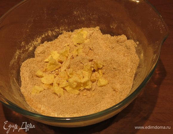 Перемешиваем, вводим масло, 5 столовых ложек (альтернатива 4 ложки масла, 1 ст. л. маргарина).