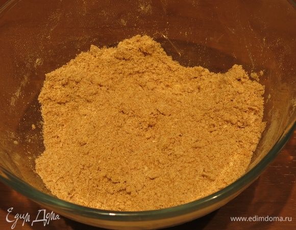 Масло тщательно перетираем с сухими компонентами.