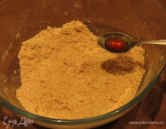 Наливаем ванильный экстракт.