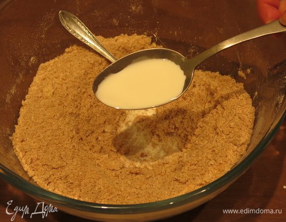 Наливаем 3 столовые ложки сливок.