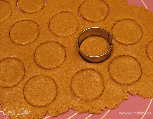 Нарезаем печенье.