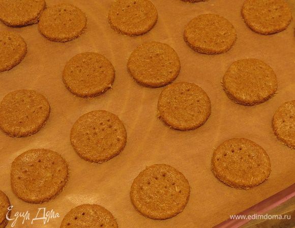 Выкладываем на противень заготовки, прокалываем вилкой и выпекаем 15 — 20 минут.