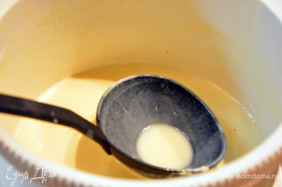 Слегка взбить яйца, добавить сметану, масло растительное, молоко, перемешать миксером. Просеять муку с солью, добавить в молочную смесь. Все хорошенько перемешать, лучше блендером (чтобы не было комков), или процедить через сито.