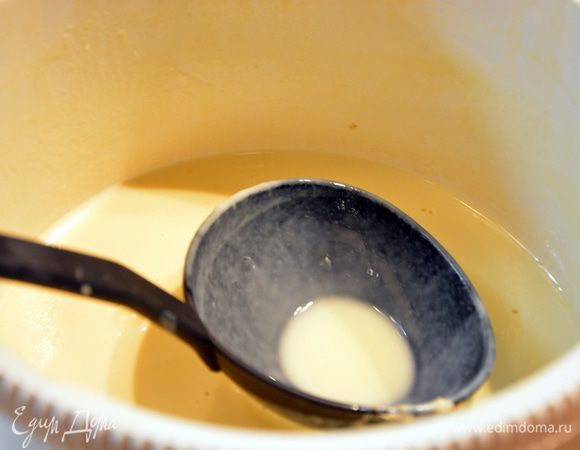 Слегка взбить яйца, добавить сметану, масло растительное, молоко, перемешать миксером. Просеять муку с солью, добавить в молочную смесь. Все хорошенько перемешать, лучше блендером (чтобы не было комков), или процедить через сито.