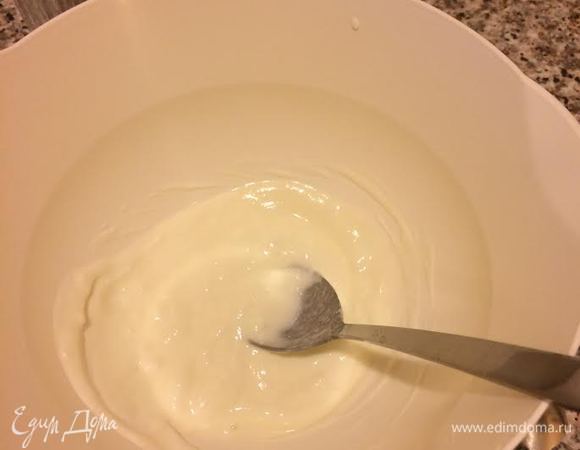 Мацони смешать с содой и дать постоять 2 — 3 минуты.