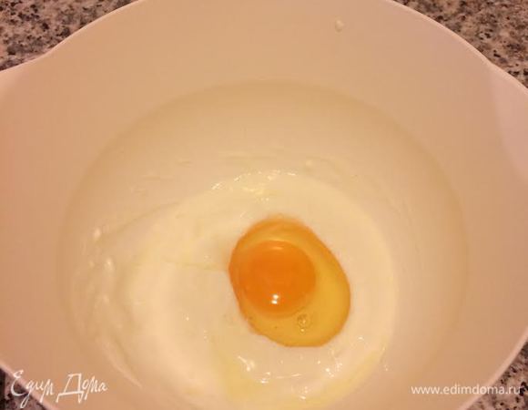 Добавить яйцо, растопленное сливочное масло, соль, сахар и перемешать.