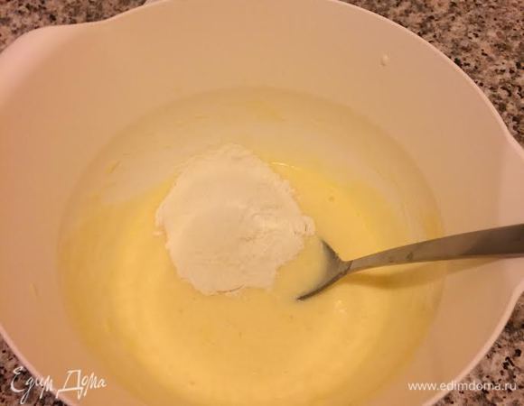 Начать постепенно добавлять муку.