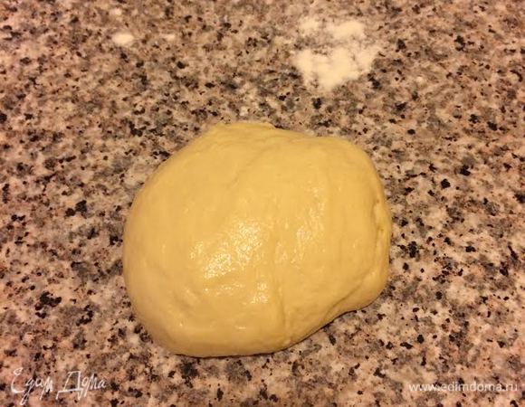 Замесить тесто, месить минут 10 (муки может уйти меньше). Завернуть в пленку и отправить в холодильник на 30 минут. Это тесто можно хранить в холодильнике 1 день.