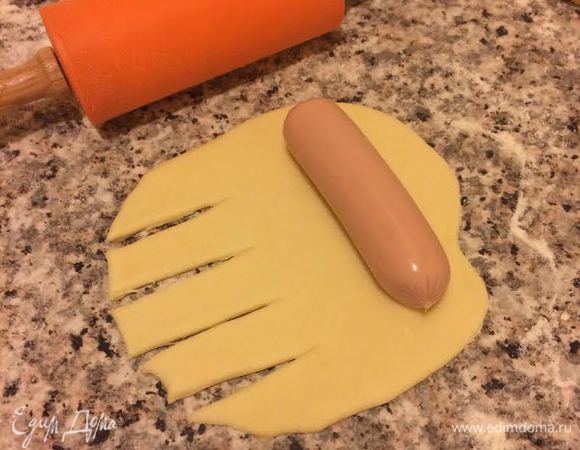 Раскатать тесто, положить сосиску и свернуть.