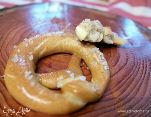 Также брецель можно есть с сыром, колбасой и др., а самое вкусное — отломить кусочек брецеля, подцепив им кусочек масла, насладиться хрустящей свежайшей солоноватой выпечкой. 