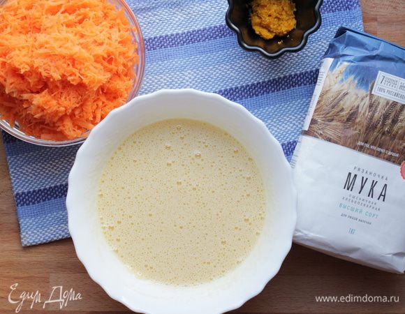 Натереть морковь на мелкой терке, взбить миксером яйца с маслом и сахаром, смешать муку с разрыхлителем и солью.