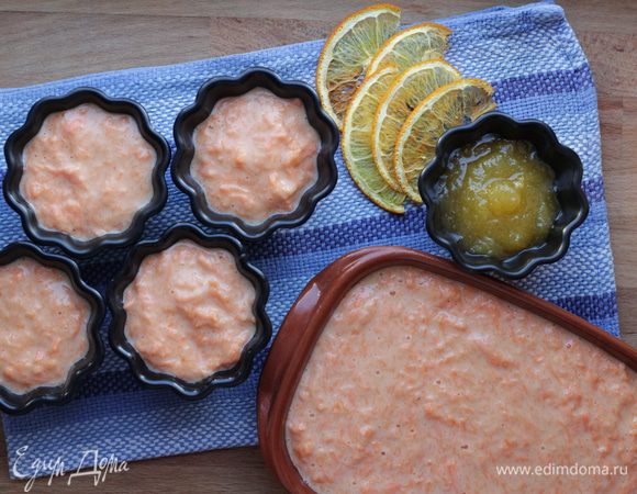 Разлить тесто в смазанные оливковым маслом формы и выпекать в разогретой до 180°С духовке около 45 минут (до сухой зубочистки).