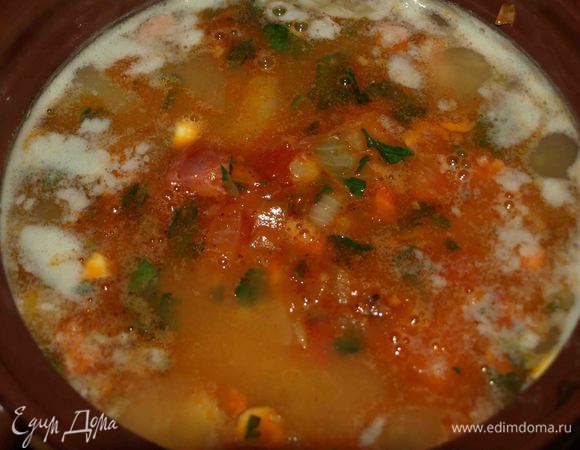 Готовые овощи с колбасой отправляем к чечевице с картошкой. Варим 5 минут. Кладем лавровый лист. Снимаем с огня и даем настояться 10 минут. Подавать суп, если любите очень острое, можно с двумя-тремя колечками свежего острого перца. 
