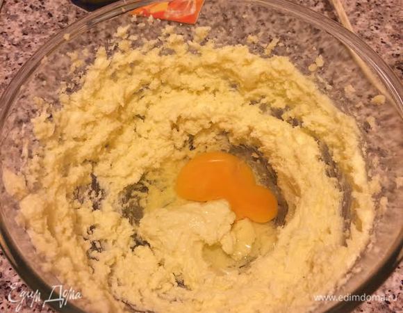 Духовку нагреть до 170°С. Форму Д (26 см) слегка смазать маслом. Масло взбить с сахаром, солью и ванильным сахаром. Начать добавлять яйца, после каждого раза хорошо взбивать.