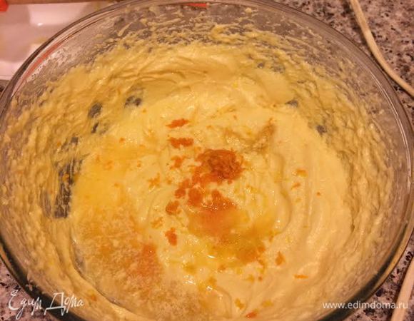 С апельсина и с лимона снять цедру. Из апельсина выжать сок. Добавить в тесто цедру, сок апельсина и еще раз хорошо взбить.