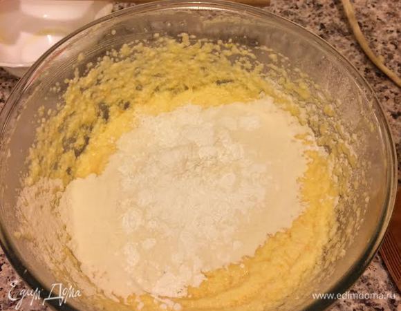 Муку просеять с разрыхлителем. Начать постепенно добавлять муку.