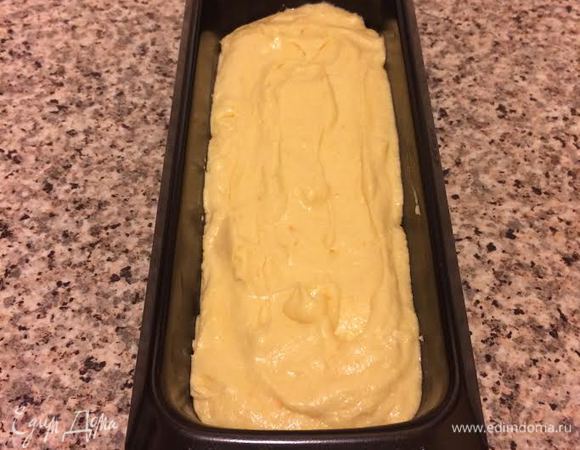 Переложить тесто в форму.