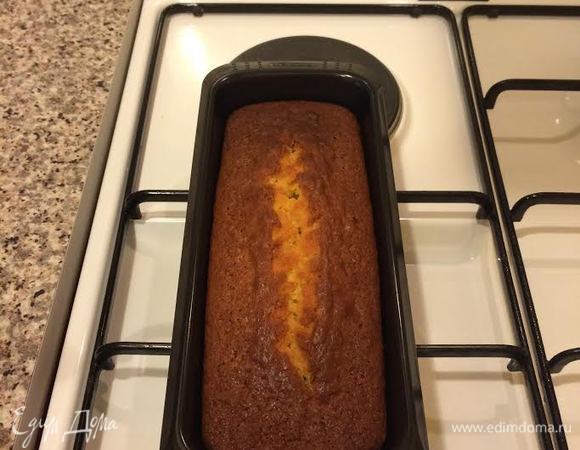 И выпекать 40 — 50 минут до «сухой спички». Готовый кекс полностью остудить на решетке.