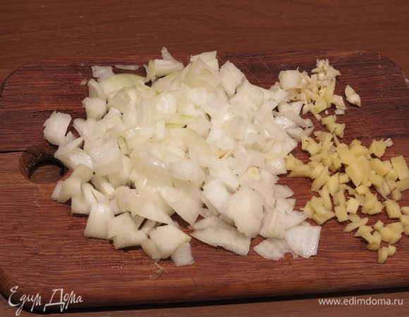 Нарезаем лук, имбирь, чеснок.