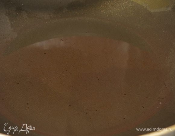 Нагреваем растительное масло.