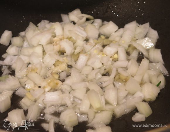 Бросаем лук, имбирь и чеснок на 2 — 3 минуты.